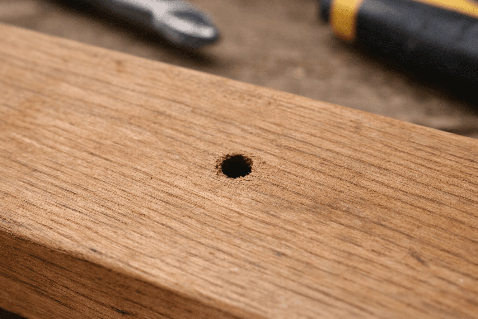 איך לתקן חור קטן בעץ